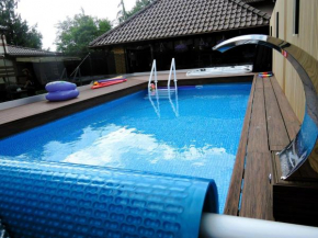 A comfortable holiday home with a swimming pool and jacuzzi in Miedzywodzie